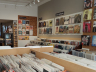 Platenzaak 3345 interieur met platenbakken en aan de wand rekken met lp's.