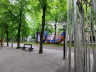 Lange Voorhout met sculpturen en blowUp Art bij Pulchri Studio.