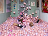 Volwassenen in kamer vol roze ballen