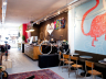 Industriele interieur van Lola bikes & coffee Den Haag met koffiebar en fietsen aan de muur