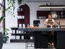 Barista met schort aan het werk in een moderne koffiebar.