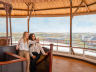 Twee jonge vrouwen wijzen bewonderend naar het Panorama Mesdag 