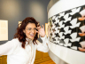 Een vrouw bekijkt een werk van Escher in Museumkwartier Den Haag