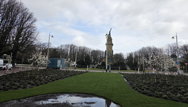 Plein 1813 vernieuwd met groen.