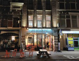 Verlichte voorkant van Theater de Regentes in Den Haag in de avond