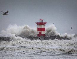 Storm veroorzaakt hoge golven op de Noordzee en zorgt voor spectaculair beelden bij het havenhoofd van Scheveningen - Foto: Arjan de Jager