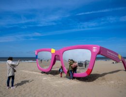 Ook dit jaar strijkt de Grote Zonnebril op het strand van Scheveningen (c) Arnaud Roelofsz Ook dit jaar strijkt de Grote Zonnebril op het strand van Scheveningen (c) Arnaud Roelofsz