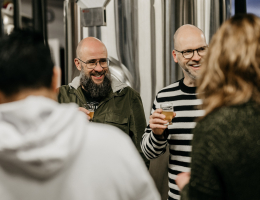 Deelnemers bij een bierproeverij met een bierglas 