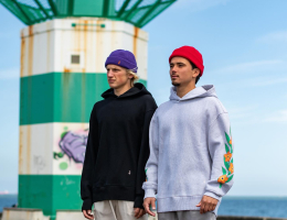 Twee jongens op het havenhoofd