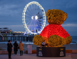 Een lichtobject in de vorm van een beer op SCheveningen Een lichtobject in de vorm van een beer op SCheveningen