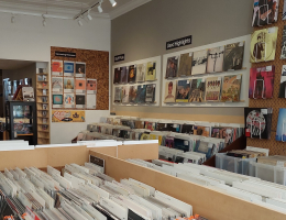 Platenzaak 3345 interieur met platenbakken en aan de wand rekken met lp's.