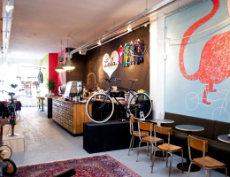 Industriele interieur van Lola bikes & coffee Den Haag met koffiebar en fietsen aan de muur