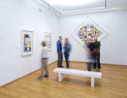 Mensen kijken naar de Victory Boogie Woogie van Mondriaan in Kunstmuseum Den Haag