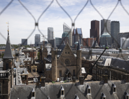 Het uitzicht over de skyling van Den Haag vanaf het Uitzichtpunt bij het Binnenhof