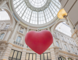 Een rode ballon in de vorm van een hartje zwevend in de koepel van de Passage. 