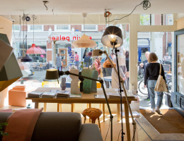 Een blik op een winkelinterieur met lampen en mensen buiten. Een blik op een winkelinterieur met lampen en mensen buiten.