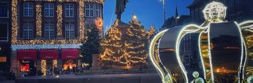 Lichtobject kroon en kerstboom op de Plaats in Den Haag Lichtobject kroon en kerstboom op de Plaats in Den Haag