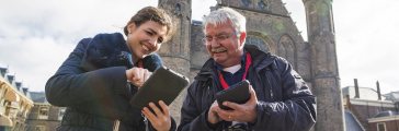 Mensen met ProDemos-app op Binnenhof Mensen met ProDemos-app op Binnenhof