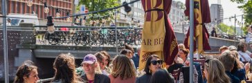 De terrasboot van Bar Bea is ideaal voor een pauze op een zonnige dag (c) Bar Bea 