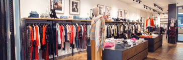 Winkelpand van binnen met kleding op rekken (c) Black Luxury Design 