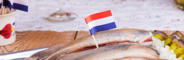 Haringen op een plank met een vlaggetje