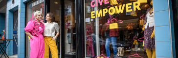 GraGrafin Eloise met haar moeder prinses Laurentien voor de kleurrijke winkel.