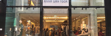 Voorkant van de winkelpand van Anna van Toorn (c) In de Buurt Den Haag