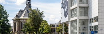 Centrale bibliotheek Den Haag Spui met uitzicht op de Nieuwe kerk