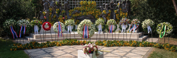 Indisch Monument met kransen en zonnebloemen