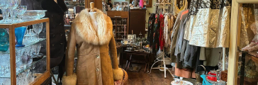 Gezellige volle tweedehandswinkel vol vintage kleding, antiek servies, lampen en curiosa in Den Haag