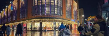 Verlichte Bijenkorf op de Grote Markstraat in Den Haag Verlichte Bijenkorf op de Grote Markstraat in Den Haag