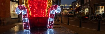 Lichtobject stoel in de Keizerstraat in Scheveningen