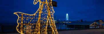 Lichtobject Dansend paar op de boulevard in Scheveningen Lichtobject Dansend paar op de boulevard in Scheveningen