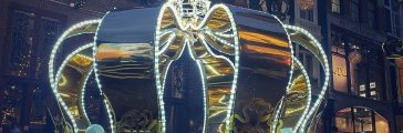 Lichtobject kroon op het Noordeinde in Den Haag Lichtobject kroon op het Noordeinde in Den Haag