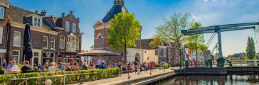 Bij de sluis in het historische centrum van Leidschendam kun je genieten op meerdere terrassen, cafés en restaurants. 