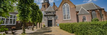 Liefhebbers van geschiedenis kunnen deze kerk bewonderen met grotendeels een middeleeuwse uitstraling en unieke historie