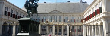 Vooraanzicht van paleis Noordeinde met het Ruiterstandbeeld van Willem van Oranje
