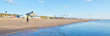 Het gezellige familiestrand van Kijkduin waar je alle ruimte hebt om hard sporten.