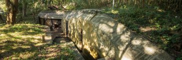 Buitenkant van het Atlantikwall Museum - Locatie Scheveningen tussen het groen in de zon