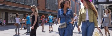 De Bijenkorf in de Grote Marktstraat De Bijenkorf in de Grote Marktstraat