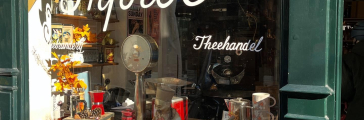 De etalage van de theewinkel Inproc met diverse producten.