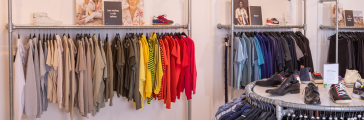 Kledingwinkel Appel en Ei Den Haag met verschillende kleuren shirts en schoenen.