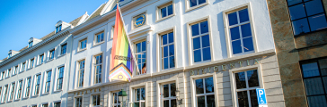 Façade van Theater Diligentia met regenboogvlag