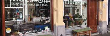 Voorgevel van de Moesson Indische boekhandel in Den Haag