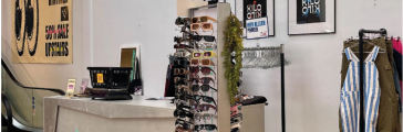 Interieur van vintage modewinkel KiLoKilo met brillen en kleding.