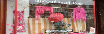 Kleding en accessoires in roze tinten in een etalage